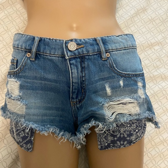 Denim shorts - Picture 3 of 3